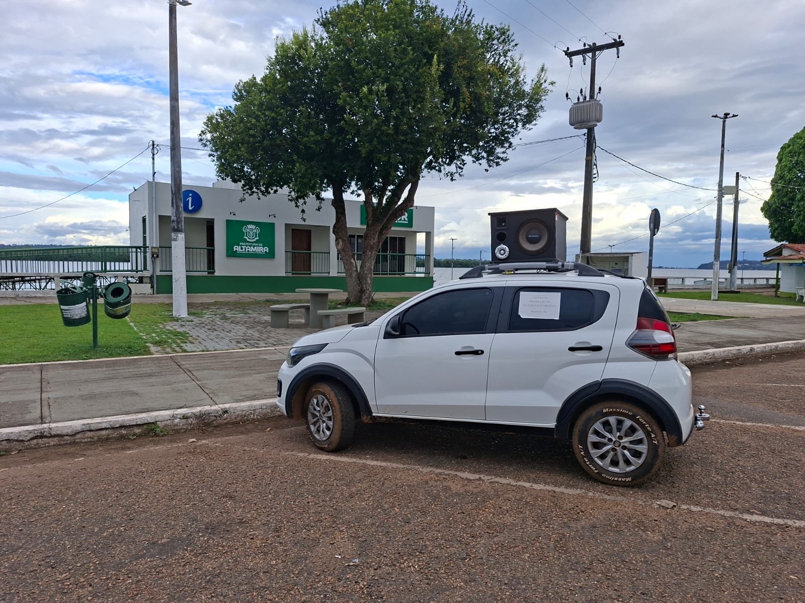 Referência 2 de veículo equipado para divulgação com carro de som