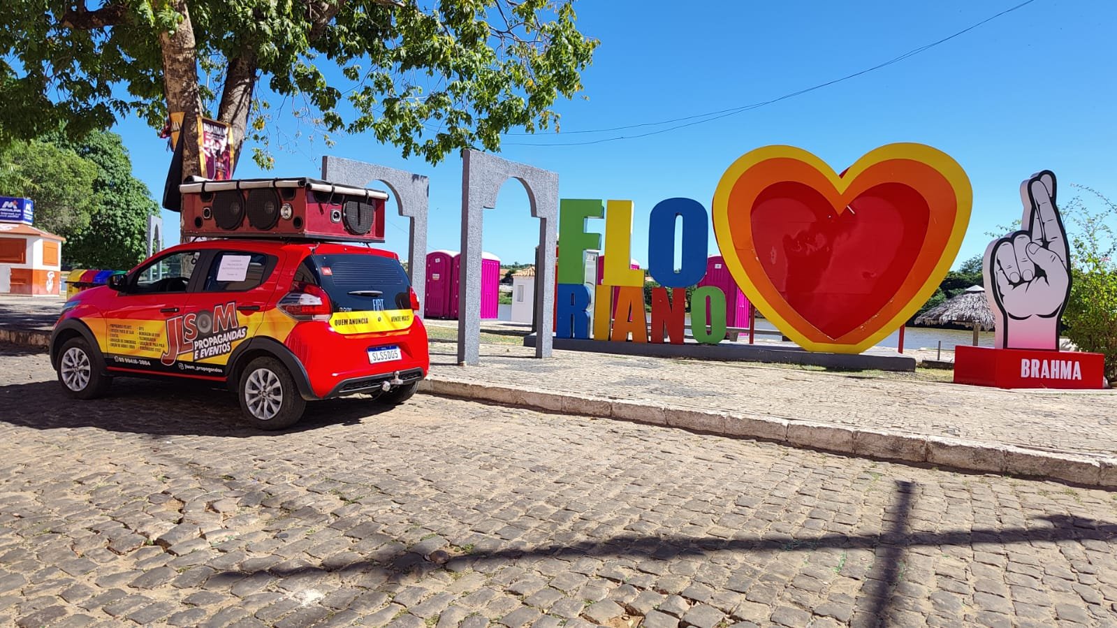 Referência 5 de veículo equipado para divulgação com carro de som